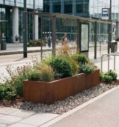 Jardinière en acier corten rectangulaire en action en ville