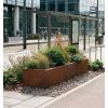 Jardinière en acier corten rectangulaire en action en ville