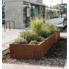 Jardinière en acier corten rectangulaire en action en ville arrêt de transport en commun