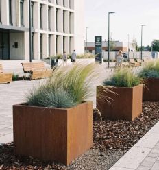 Jardinière Carré corten hauteur 60 cm sur une place