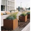 Jardinière Carré corten hauteur 60 cm sur une place