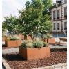 Jardinière Carré corten hauteur 40 cm sur une place