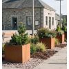 Jardinière Carré corten hauteur 60 cm sur une place