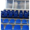 Fauteuils dans un stade avec logo