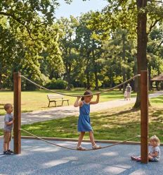 Pont de singe en bois et corde pour enfants dans un parc urbain