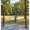 Pont de singe en bois et corde pour enfants dans un parc urbain