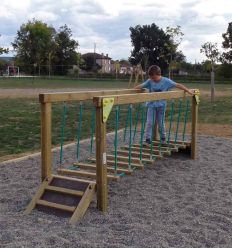 Pont d'équilibre à latte dans un parc urbain