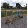 Pont d'équilibre à latte dans un parc urbain