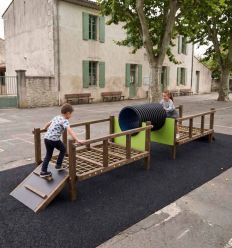 Parcours d'obstacles tunnel dans une cour de récré