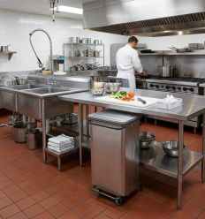 Poubelle HACCP en inox sur roulettes mise en situation