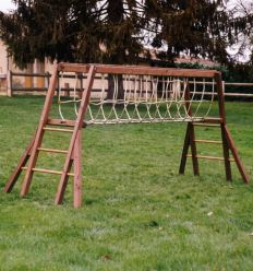 Parcours d'obstacles pont de singe pour enfant dans un parc public