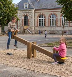 Balançoire horizontale pour enfants dans une cour de récré