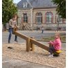 Balançoire horizontale pour enfants dans une cour de récré