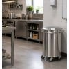 Poubelle inox de 50l dans une cuisine professionnelle