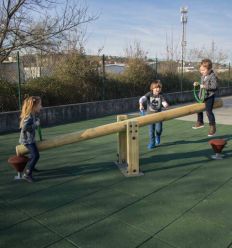 Balançoire à bascule en bois 2 places dans une cour de récréation