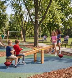 Balançoire à bascule en bois de 4 places dans une aire de jeux