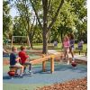 Balançoire à bascule en bois de 4 places dans une aire de jeux