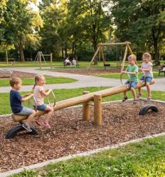 Balançoire à bascule en bois robinier 4 places dans un parc urbain