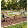 Balançoire à bascule en bois robinier 4 places dans un parc urbain
