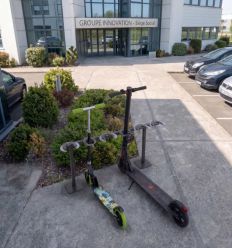 Mise en situation range trottinettes 6 places sur pied en acier