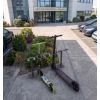 Mise en situation range trottinettes 6 places sur pied en acier