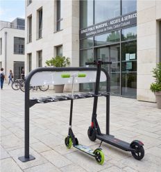 Mise en situation range trottinettes 12 places sur pied