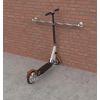Mise en situation du support trottinettes Mural en inox 5 places
