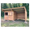 Abri pour chevaux avec un box extérieur.