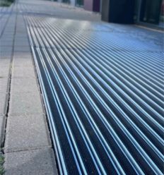 Tapis PMR extérieur en caoutchouc avec mise en situation