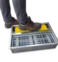 Première étape de désinfection des semelles avec le pédiluve lave bottes