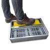 Première étape de désinfection des semelles avec le pédiluve lave bottes