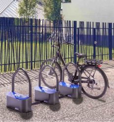 Mise en situation borne de recharge vélo et trottinette électrique