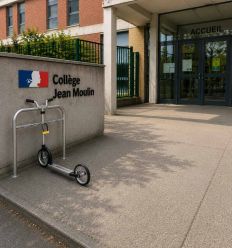 Mise en situation range trottinettes renforcé 5 places en inox