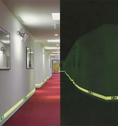 Balisage photoluminescent de sécurité avec flèche mise en situation