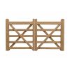 Barrière d'herbage en bois à deux vantaux