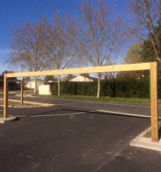 Portique Fixe Parking en Bois Grande Largeur à l'entrée d'un parking