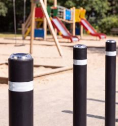 Borne lumineuse solaire flexible dans un parc