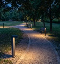 Borne design mise en situation dans un parc