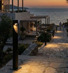 Borne cylindrique design mise en situation bord de mer escalier