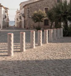 Borne beton armé mise en situation village