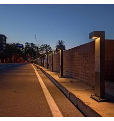 Borne design minimaliste mise en situation route de nuit