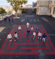 Labyrinthe carré thermocollé pour cours de récré