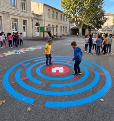 Thermocollé cours de récréation en forme de labyrinthe rond