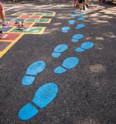 Jeu trace de pied pour cours de récréation