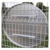 Bride plate de fixation pour grillage ou portail mise en situation