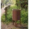 Corbeille plastique recyclé triangulaire mise en situation chemin de forêt