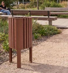 Corbeille plastique recyclé triangulaire mise en situation parc public