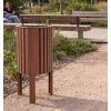 Corbeille plastique recyclé triangulaire mise en situation parc public