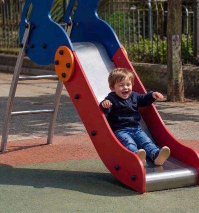 Mise en situation Toboggan 1,04 m pour aire de jeux collectivité en inox