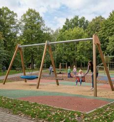 Mise en situation Portique de balançoire inclusif
